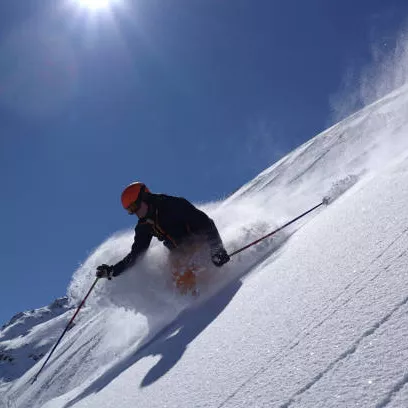 Freerando autour de Gavarnie : mont&eacute;e en peaux et descente hors-piste avec guide.