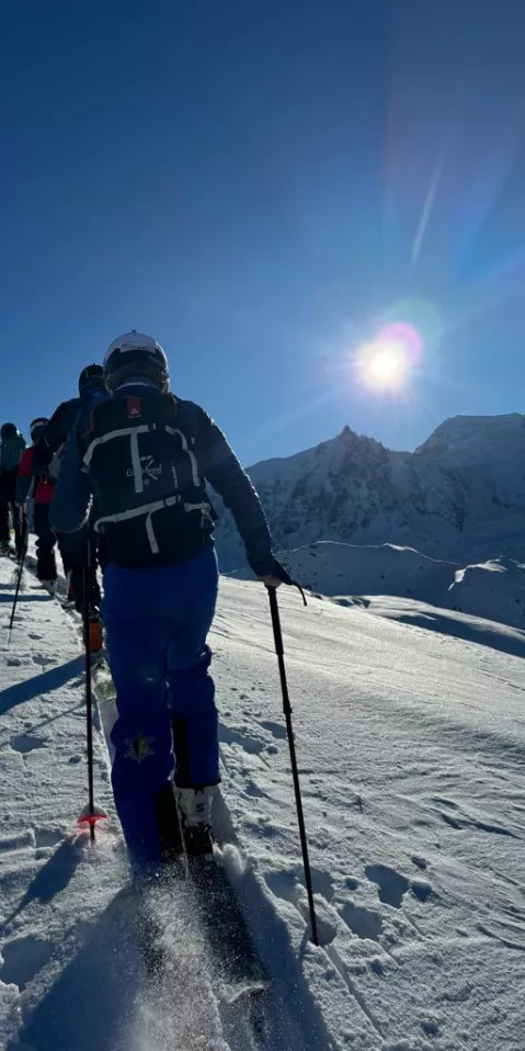 Mont&eacute;e en ski de rando vers les sommets sauvages autour de Bar&egrave;ges et Luz-Saint-Sauveur.