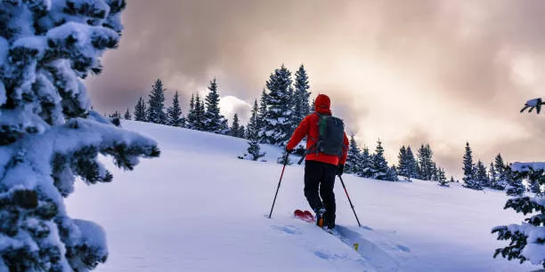 Sortie freerando dans les Pyrénées, entre Gavarnie et Cauterets, encadrée par un guide de haute montagne.