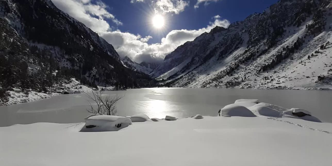 Sortie en ski de randonnée dans la vallée de Cauterets : neige poudreuse et panoramas grandioses.