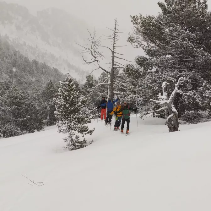Itinéraire de ski de randonnée dans les Pyrénées, entre Gavarnie et Cauterets, guidé en toute sécurité.