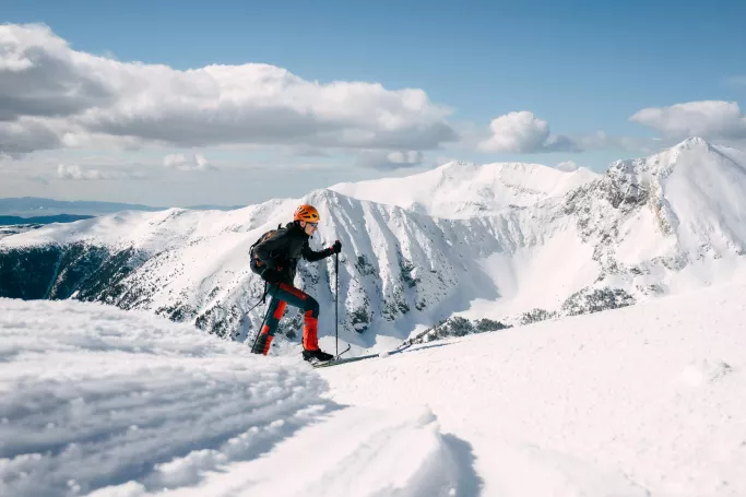 Explorez les itinéraires sauvages de ski de randonnée dans les Pyrénées, guidés par nos experts locaux.