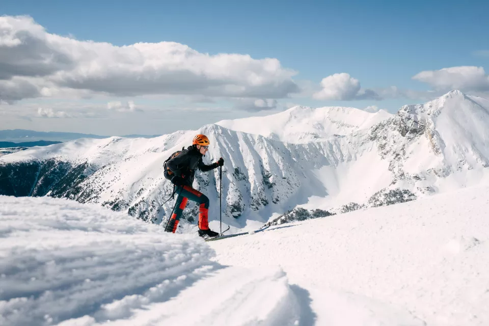 Explorez les itinéraires sauvages de ski de randonnée dans les Pyrénées, guidés par nos experts locaux.