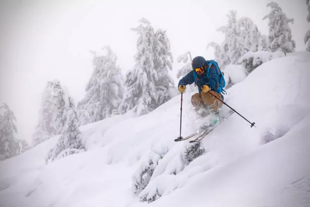 Partez à l’aventure sur les plus belles pentes hors-piste des Pyrénées avec nos guides de haute montagne.