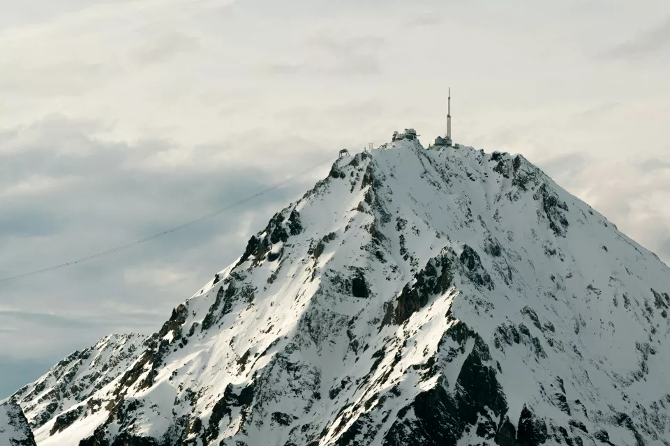 Ski hors-piste au Pic du Midi : des descentes mythiques dans un décor grandiose, accessibles avec nos guides.