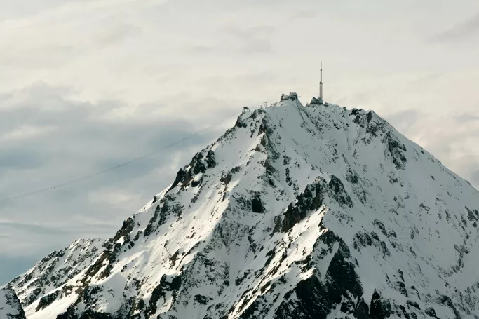 Ski hors-piste au Pic du Midi : des descentes mythiques dans un d&eacute;cor grandiose, accessibles avec nos guides.