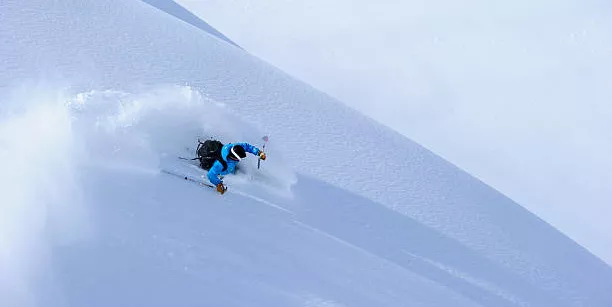 Descente en ski hors-piste dans la vall&eacute;e de Gavarnie, accompagn&eacute;e par un guide de haute montagne.